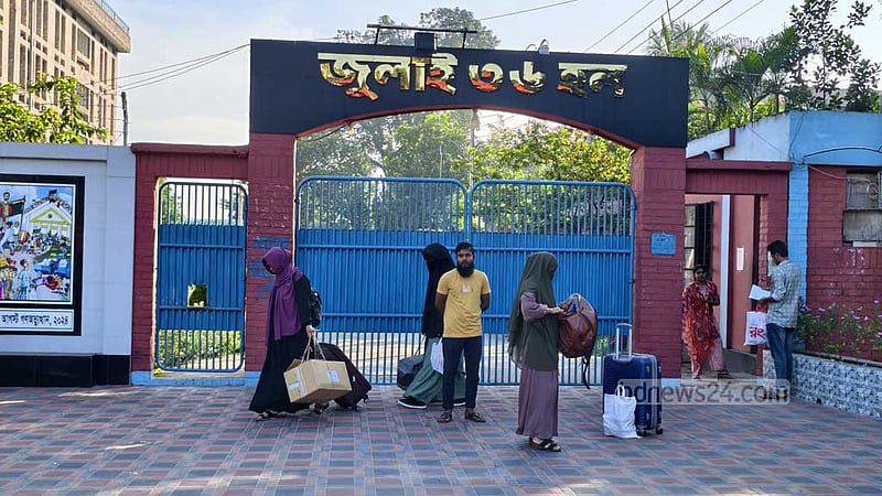 বাকৃবিতে কঠোর নিরাপত্তা, হল ছাড়ছেন শিক্ষার্থীরা