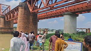 সেতু পার হওয়ার সময় ট্রেনে কাটা পড়ে নারী নিহত