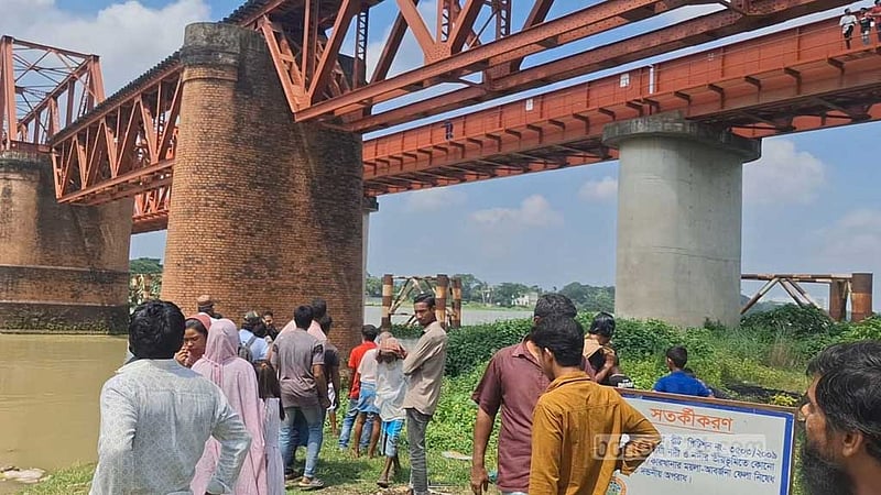 সেতু পার হওয়ার সময় ট্রেনে কাটা পড়ে নারী নিহত