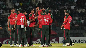 শ্রীলঙ্কার সঙ্গে লড়াই জমাতেই পারল না বাংলাদেশ