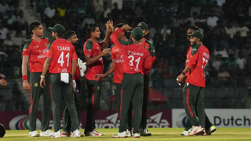 শ্রীলঙ্কার সঙ্গে লড়াই জমাতেই পারল না বাংলাদেশ