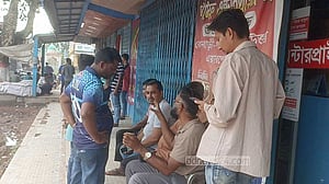 বেতন বৃদ্ধির দাবিতে ৩ জেলায় বাস শ্রমিকদের কর্মবিরতি, দুর্ভোগ