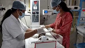 ভারতে ‘জীবন্ত পুঁতে ফেলা’ নবজাতক কন্যা লড়ছে মৃত্যুর সঙ্গে