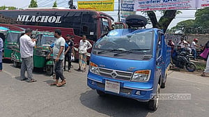 নোয়াখালীতে ভ্রাম্যমাণ আদালতের ওপর হামলা, নির্বাহী হাকিমের গাড়ি ভাঙচুর