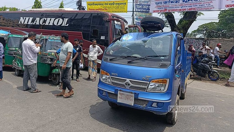নোয়াখালীতে ভ্রাম্যমাণ আদালতের ওপর হামলা, নির্বাহী হাকিমের গাড়ি ভাঙচুর