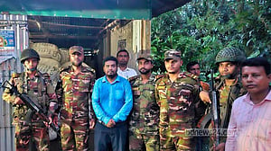 নোয়াখালীতে পাচারকালে ৬৭০ বস্তা ইউরিয়া সার জব্দ