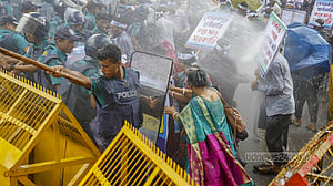 বেসরকারি শিক্ষকরা যমুনা অভিমুখে, পিটিয়ে সরাল পুলিশ