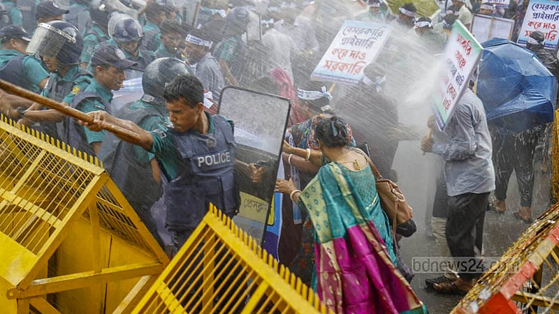 বেসরকারি শিক্ষকরা যমুনা অভিমুখে, পিটিয়ে সরাল পুলিশ