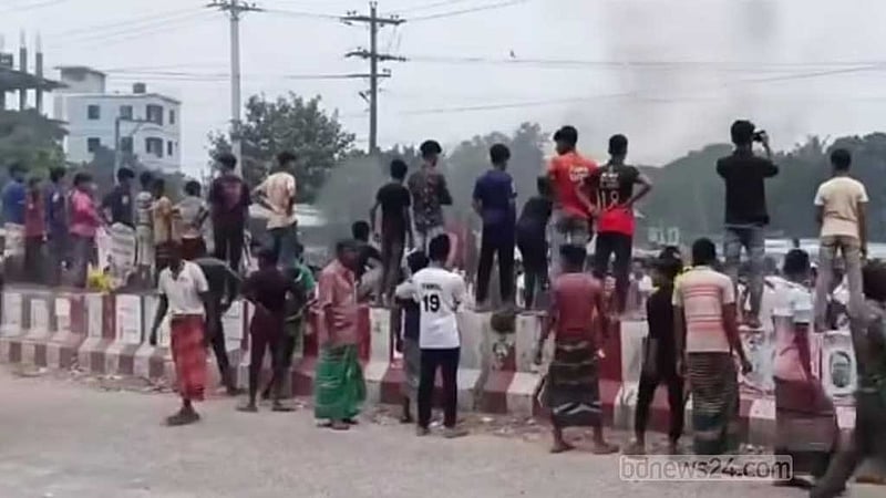 সংসদীয় আসন পুনর্বহালের দাবিতে ঢাকা-পাবনা মহাসড়ক অবরোধ
