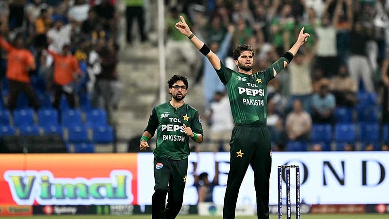 শ্রীলঙ্কাকে হারিয়ে ফাইনালের আশা জিইয়ে রাখল পাকিস্তান