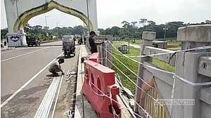 পিরোজপুরে পিকআপের ধাক্কায় চীন মৈত্রী সেতুর রেলিং বিধ্বস্ত