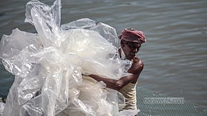 বুড়িগঙ্গায় পরিষ্কার হচ্ছে পলিথিন বর্জ্য