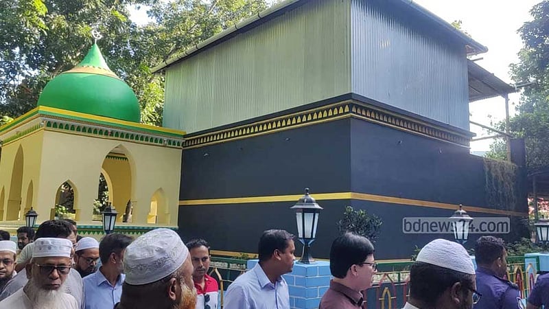 উঁচু বেদী করে কবর, ‘শরিয়ত-বিরোধী’ দাবি তুলে বিক্ষোভের হুঁশিয়ারি