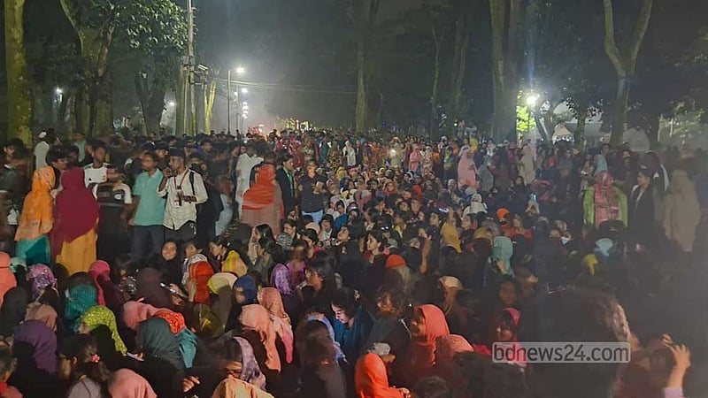 ‘পোষ্য কোটা’: মধ্যরাতে হল থেকে বেরিয়ে রাবির ছাত্রীরাও আন্দোলনে