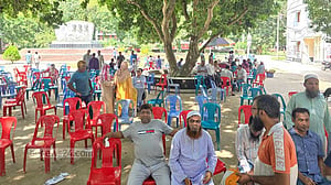 রাবির ‘কমপ্লিট শাটডাউন’: কর্মকর্তারা কাজে ফিরবেন, ক্লাস-পরীক্ষা বন্ধ