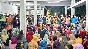 রাবিতে ‘পোষ্য কোটা সমর্থকদের’ কর্মবিরতির ডাক, শিক্ষকরা অবরুদ্ধই