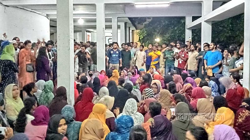 রাবিতে ‘পোষ্য কোটা সমর্থকদের’ কর্মবিরতির ডাক, শিক্ষকরা অবরুদ্ধই