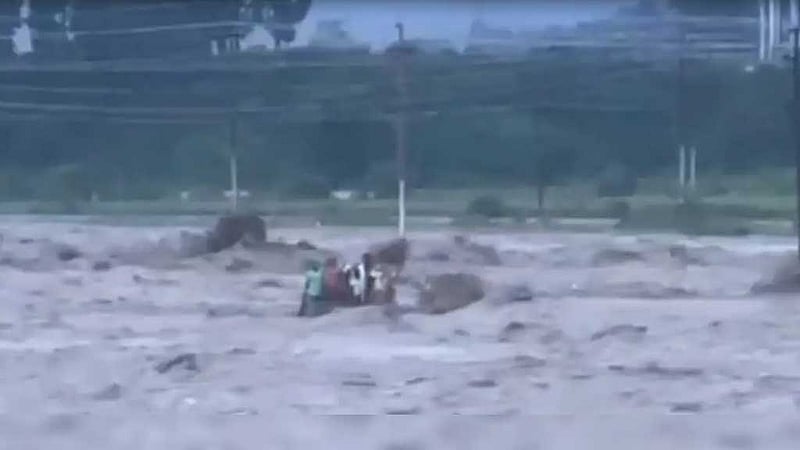 উত্তাল নদীতে বাঁচার জন্য আর্তি, চোখের সামনে ভেসে গেলেন ১০ শ্রমিক