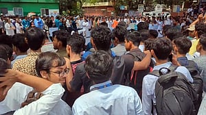সাতরাস্তা মোড়ে পলিটেকনিক শিক্ষার্থীদের সড়ক অবরোধ