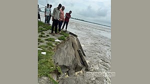 রংপুর তিস্তা সেতু রক্ষা বাঁধে ধস, ভাঙন ঝুঁকিতে সড়ক