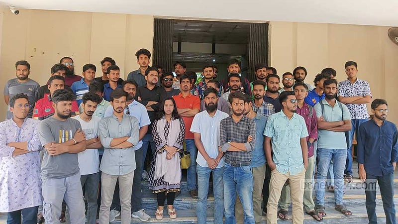 রাকসু: প্রথম বর্ষের শিক্ষার্থীদের ভোটাধিকার নিশ্চিতের দাবিতে ছাত্রদলের অবস্থান কর্মসূচি