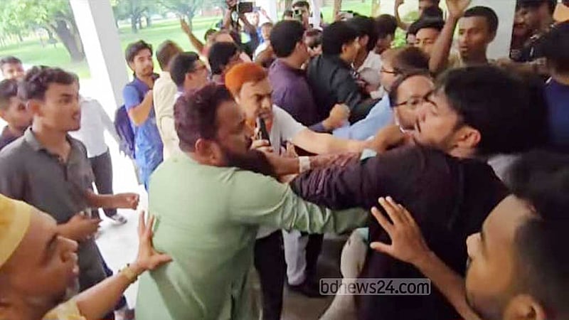 ‘পোষ্য কোটা’: রাবিতে শিক্ষক-শিক্ষার্থী ধস্তাধস্তি, উত্তেজনা
