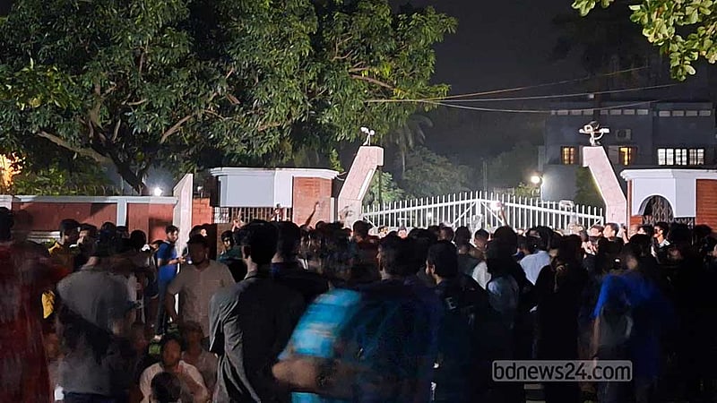 রাবিতে ‘পোষ্য কোটা’ পুনর্বহালের পর বৃষ্টির মধ্যে শিক্ষার্থীদের বিক্ষোভ