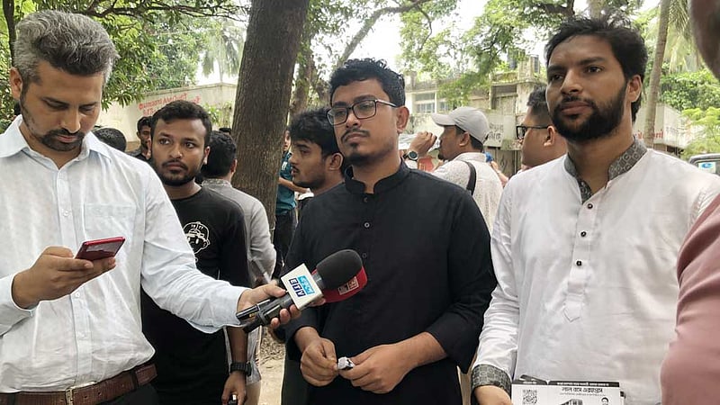 ডাকসু: প্রশাসনের বিরুদ্ধে ‘একটা দলকে’ সুবিধা দেওয়ার অভিযোগ সাদিকের