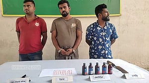 সাতক্ষীরায় যৌথবাহিনীর অভিযানে ‘সন্ত্রাসী’ মাসুদসহ গ্রেপ্তার ৩