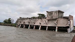শরীয়তপুরে পদ্মার ভাঙনে বিলীন প্রাথমিক বিদ্যালয় ভবন