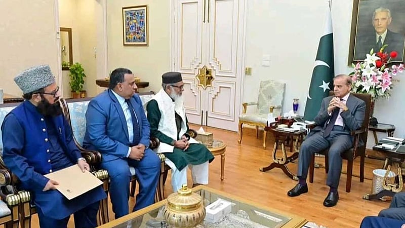 পাকিস্তানের প্রধানমন্ত্রীর সঙ্গে ধর্ম উপদেষ্টার সাক্ষাৎ