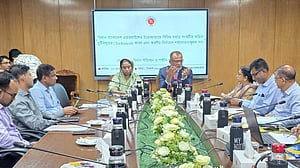 বিমানের ফ্লাইটে ত্রুটির ক্ষেত্রে কঠোর হতে বললেন উপদেষ্টা