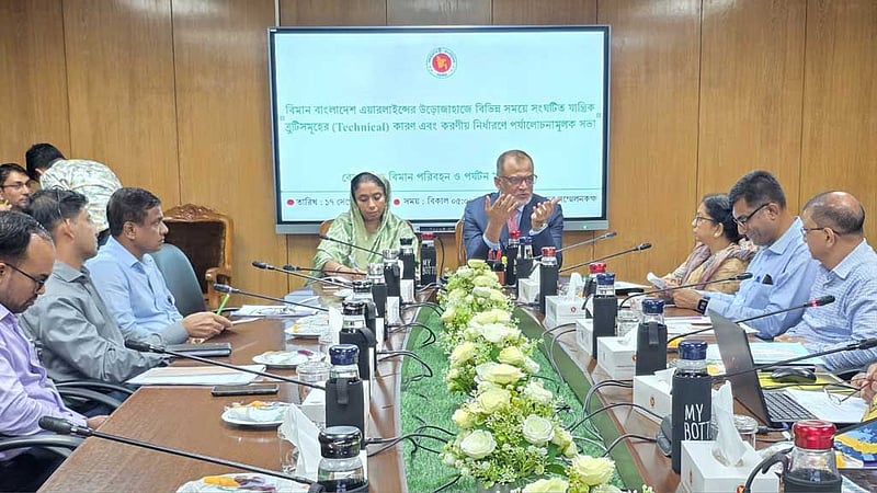 বিমানের ফ্লাইটে ত্রুটির ক্ষেত্রে কঠোর হতে বললেন উপদেষ্টা