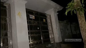 পাল্টা ডিম ছোড়া হল প্রবাসী আওয়ামী লীগ নেতার শরীয়তপুরের বাড়িতে