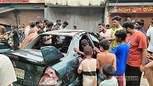 সিরাজগঞ্জে দোকানে প্রাইভেটকারের ধাক্কায় ব্যবসায়ী নিহত, সড়ক অবরোধ