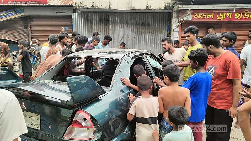 সিরাজগঞ্জে দোকানে প্রাইভেটকারের ধাক্কায় ব্যবসায়ী নিহত, সড়ক অবরোধ