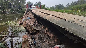 সিরাজগঞ্জে মাস না পেরোতেই ভেঙে গেছে সংযোগ সড়ক, সেতুতে ভোগান্তি