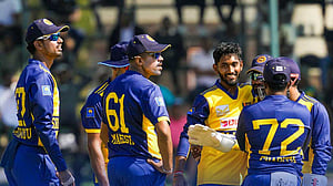 শেষের ঝড়ে শ্রীলঙ্কার নায়ক কামিন্দু মেন্ডিস