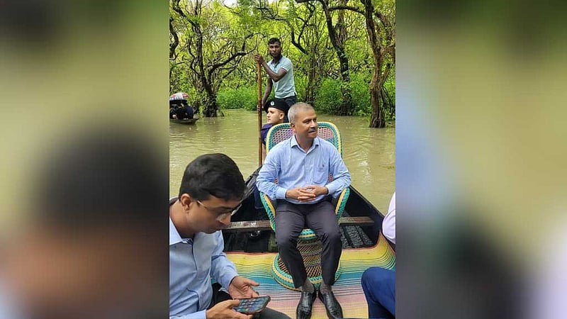 রাতারগুলের সৌন্দর্যে মুগ্ধ আইন উপদেষ্টা, শুনলেন মাঝির গান