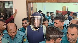 চকোলেট মুখে আদালতে উঠলেন তাজুল ইসলাম, নামলেন হাসিমুখে