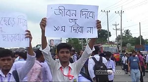ঢাকা-টাঙ্গাইল মহাসড়কে শিক্ষার্থীদের বিক্ষোভ, ব্যাপক যানজট