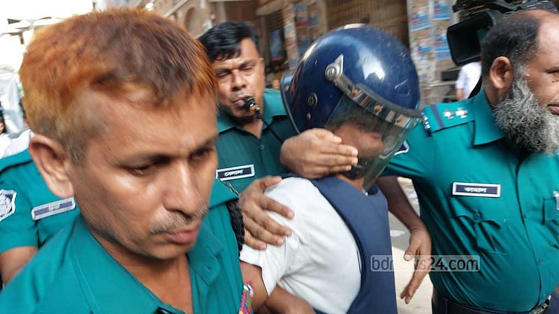 আদালতে ছাত্রলীগ নেতার ‘জয় বাংলা’ স্লোগান, মুখ চেপে ধরল পুলিশ