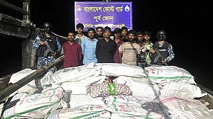 মিয়ানমারে পাচারকালে বিপুল নিত্যপণ্য জব্দ, গ্রেপ্তার ১০