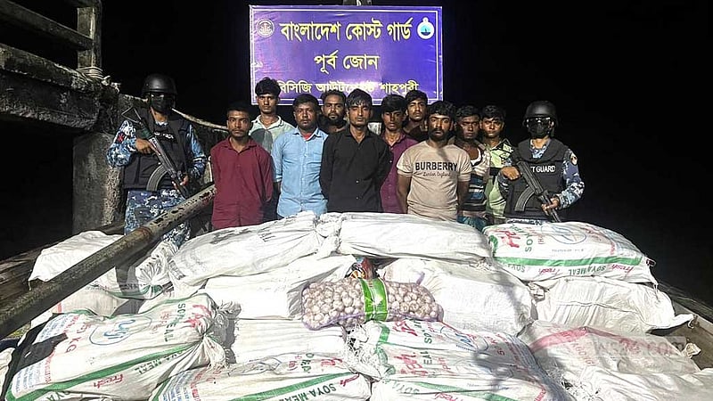 মিয়ানমারে পাচারকালে বিপুল নিত্যপণ্য জব্দ, গ্রেপ্তার ১০