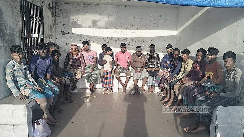 আরাকান আর্মির কাছ থেকে পালিয়ে ফিরেছেন ১৭ জেলে