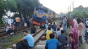 পাবনায় ট্রেন লাইনচ্যুত, উত্তরের সঙ্গে রেল যোগাযোগ বন্ধ