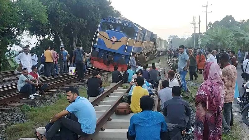 পাবনায় ট্রেন লাইনচ্যুত, উত্তরের সঙ্গে রেল যোগাযোগ বন্ধ