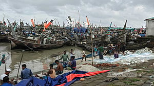 ‎বঙ্গোপসাগরে ঝড়ে ভোলার ট্রলার ডুবি, জেলে নিখোঁজ