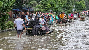 তিন ঘণ্টার বৃষ্টিতে ঢাকায় জলজট
