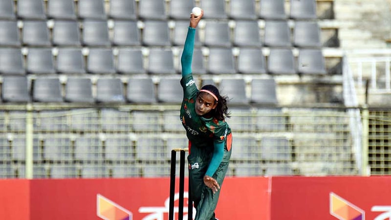 মারুফার আগুনে বোলিং থেমে গেল বৃষ্টিতে